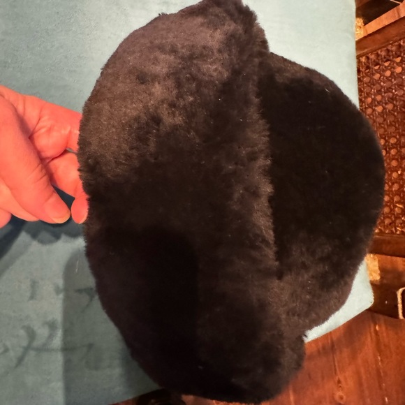 BRAND NEW CLOUDNINE SHEEPSKIN CLOCHE HAT in Black with leopard print satin liner - Picture 3 of 12